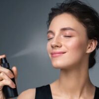 اسپری فیکس چیست؟ راز ماندگاری آرایش با اسپری فیکس مناسب پوست